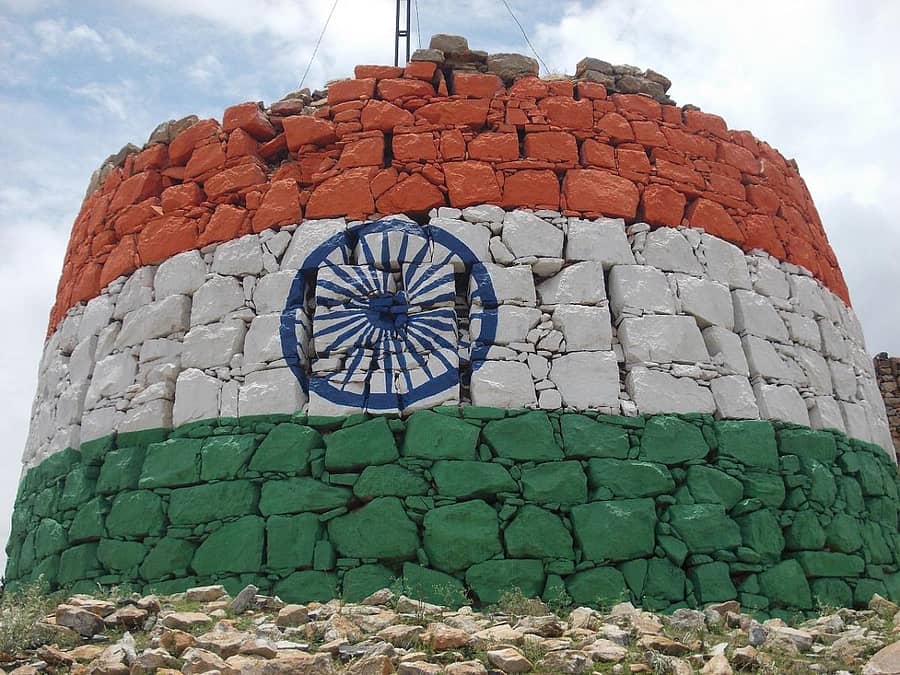 ಧ್ವಜಾರೋಹಣಕ್ಕಾಗಿ ಅಲಂಕಾರಗೊಂಡ ಮುಂಡರಗಿ ಕನಕಪ್ಪನ ಗುಡ್ಡದ ಮೇಲಿರುವ ಕೋಟೆಯ ಬುರುಜು