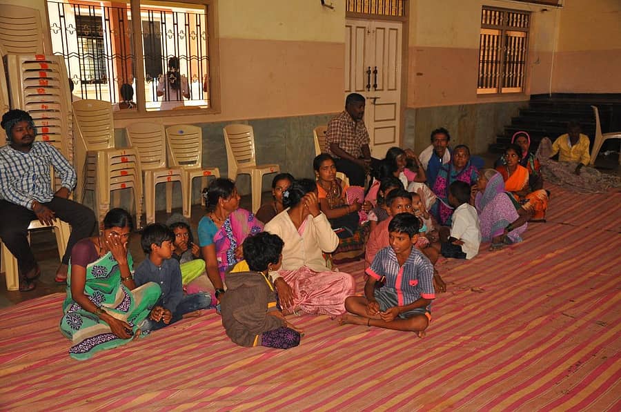 ತೋಂಟದಾರ್ಯ ಮಠದ ಪ್ರವಾಹ ಸಂತ್ರಸ್ತರ ಪರಿಹಾರ ಕೇಂದ್ರದಲ್ಲಿ ತಮ್ಮ ತಾಯಂದಿರ ಜತೆಗೆ ಕುಳಿತಿರುವ ಮಕ್ಕಳು