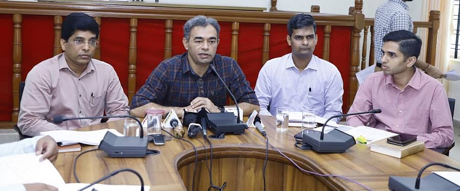 ಕಾರವಾರದಲ್ಲಿ ಮಂಗಳವಾರ ಹಮ್ಮಿಕೊಳ್ಳಲಾದ ಸುದ್ದಿಗೋಷ್ಠಿಯಲ್ಲಿ ಜಿಲ್ಲಾ ಉಸ್ತುವಾರಿ ಕಾರ್ಯದರ್ಶಿ ಮನೀಷ್ ಮೌದ್ಗೀಲ್ ಮಾತನಾಡಿದರು. ಜಿಲ್ಲಾಧಿಕಾರಿ ಡಾ.ಕೆ.ಹರೀಶಕುಮಾರ್, ಎಸ್.ಪಿ ವಿನಾಯಕ ಪಾಟೀಲ, ಜಿ.ಪಂ.ಸಿಇಒ ಮೊಹಮ್ಮದ್ ರೋಶನ್ ಚಿತ್ರದಲ್ಲಿದ್ದಾರೆ.