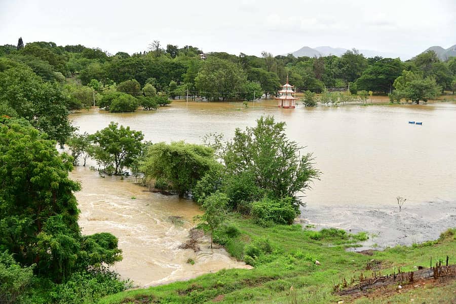 ಕೊಪ್ಪಳ ಸಮೀಪದ ಮುನಿರಾಬಾದ್ನಲ್ಲಿ ತುಂಗಭದ್ರಾ ಅಣೆಕಟ್ಟೆಯ ತಳಮಟ್ಟದ ಕಾಲುವೆಯ ಗೇಟ್ ಒಡೆದ ಪರಿಣಾಮ ಪಂಪಾವನ ಜಲಾವೃತಗೊಂಡಿತು- ಪ್ರಜಾವಾಣಿ ಚಿತ್ರ