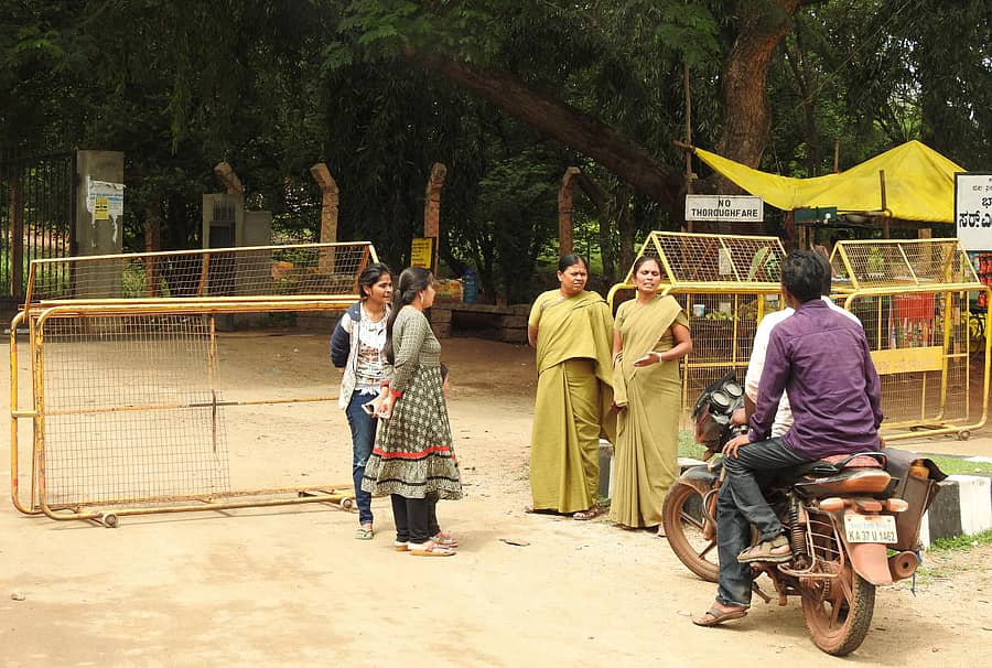 ಲೇಕ್ ವ್ಯೂವ್ ಮುಖ್ಯ ಪ್ರವೇಶ ದ್ವಾರದ ಬಳಿ ಜನರನ್ನು ನಿಲ್ಲಿಸಿ ವಾಪಸ್ ಕಳುಹಿಸುತ್ತಿರುವ ಮಹಿಳಾ ಪೊಲೀಸರು