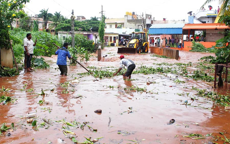 ಹುಬ್ಬಳ್ಳಿ ಲಿಂಗರಾಜ ನಗರದ ದೇವಿನಗರ ಬಡಾವಣೆಗೆ ನುಗ್ಗಿದ ನೀರಿನಲ್ಲಿರುವ ಕಳೆಯನ್ನು ಸಾರ್ವಜನಿಕರು ತೆರವುಗೊಳಿಸಿದರು