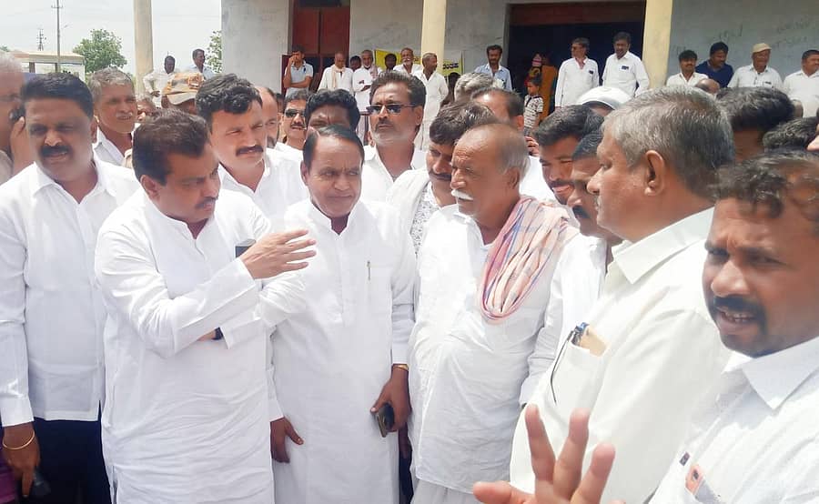 ಅಥಣಿ ತಾಲ್ಲೂಕಿನ ಝುಂಜರವಾಡ ಗ್ರಾಮದಲ್ಲಿ ಶಾಸಕ ಎಂ.ಬಿ. ಪಾಟೀಲ ಕುಂದುಕೊರತೆ ಆಲಿಸಿದರು