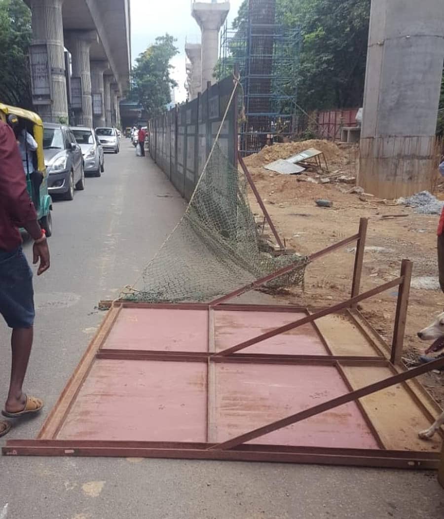ಆರ್.ವಿ. ರಸ್ತೆ ನಿಲ್ದಾಣದ ಬಳಿ ರಸ್ತೆಯ ಮೇಲೆ ಬಿದ್ದಿರುವ ಬ್ಯಾರಿಕೇಡ್