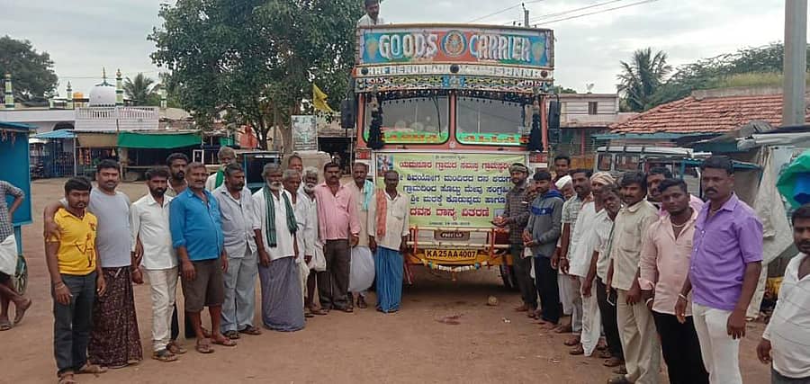 ಧಾರವಾಡದ ನವಲಗುಂದ ತಾಲ್ಲೂಕಿನ ಯಮನೂರು ಗ್ರಾಮದ ಜನರು ಶಿವಯೋಗಿ ಮಂದಿರದ ಗೋಶಾಲೆಗೆ ಸಂಗ್ರಹಿಸಿದ ಮೇವು ತುಂಬಿದ ಲಾರಿಯನ್ನು ಕಳುಹಿಸಿಕೊಟ್ಟರು