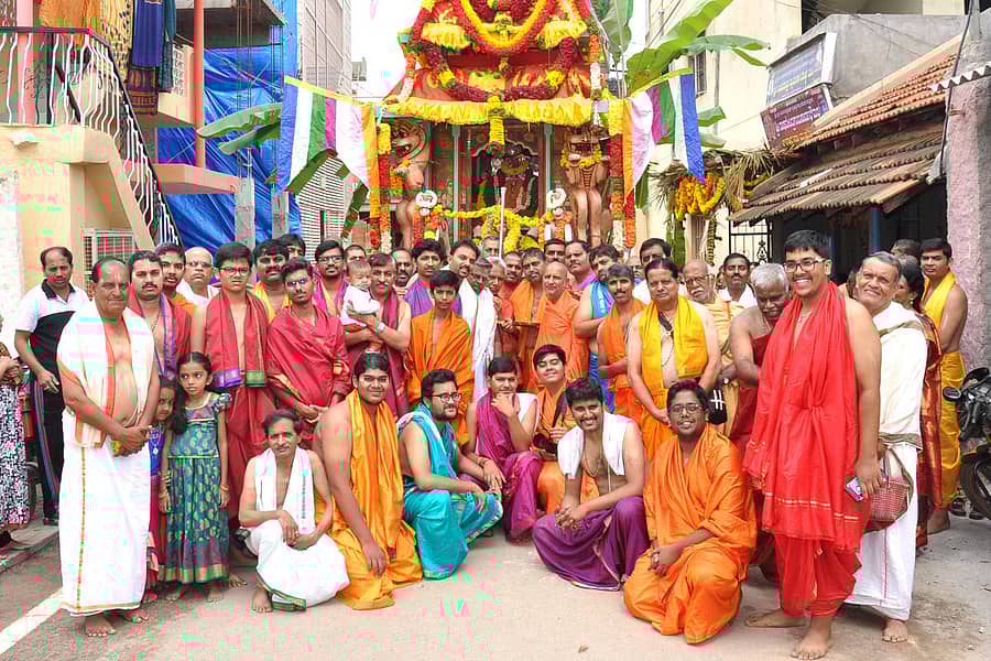 ತುಮಕೂರಿನ ಚಿಕ್ಕಪೇಟೆಯ ಆಚಾರ್ಯರ ಬೀದಿಯ ದೊಡ್ಡ ರಾಯರಮಠದಲ್ಲಿ ರಾಘವೇಂದ್ರಸ್ವಾಮಿ ಉತ್ತರಾರಾಧನೆ ದಿನ ಮಠಾಧಿಕಾರಿ ವಿಜಯೀಂದ್ರ ಗುರುರಾಜ ನೇತೃತ್ವದಲ್ಲಿ ನಡೆದ ರಥೋತ್ಸವದಲ್ಲಿ ಪಾಲ್ಗೊಂಡಿದ್ದ ಭಕ್ತರು