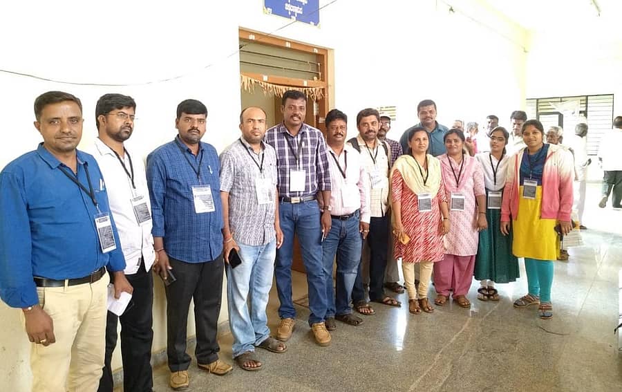 ಜಿಲ್ಲಾಡಳಿತ ಭವನದಲ್ಲಿರುವ ಇಲಾಖೆಯ ಕಚೇರಿ ಎದುರು ರಾಜ್ಯ ಭೂಮಾಪನ, ಕಂದಾಯ ವ್ಯವಸ್ಥೆ ಮತ್ತು ಭೂದಾಖಲೆಗಳ ಕಾರ್ಯನಿರ್ವಾಹಕ ನೌಕರರ ಸಂಘದ ಪದಾಧಿಕಾರಿಗಳು ಕಪ್ಪು ಬ್ಯಾಡ್ಜ್‌ ಧರಿಸಿ ಸಾಂಕೇತಿಕವಾಗಿ ಪ್ರತಿಭಟಿಸಿದರು.