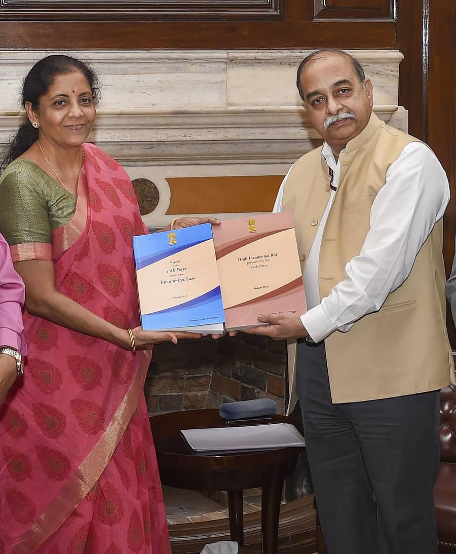 ಕಾರ್ಯಪಡೆಯ ಸಂಚಾಲಕ ಅಖಿಲೇಶ್‌ ರಂಜನ್‌ (ಬಲಬದಿ) ಅವರು ಸಚಿವೆ ನಿರ್ಮಲಾ ಸೀತಾರಾಮನ್‌ ಅವರಿಗೆ ವರದಿಯನ್ನು ಸಲ್ಲಿಸಿದರು - ಪಿಟಿಐ ಚಿತ್ರ