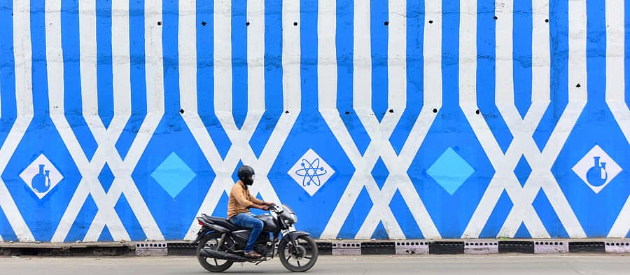 ಅಂಡರ್‌ಪಾಸ್‌ನಲ್ಲಿ ವಿಜ್ಞಾನ ಪರಿಕಲ್ಪನೆಗಳ ಸಂಕೇತಗಳನ್ನು ಬರೆದಿರುವುದು– ಪ್ರಜಾವಾಣಿ ಚಿತ್ರ