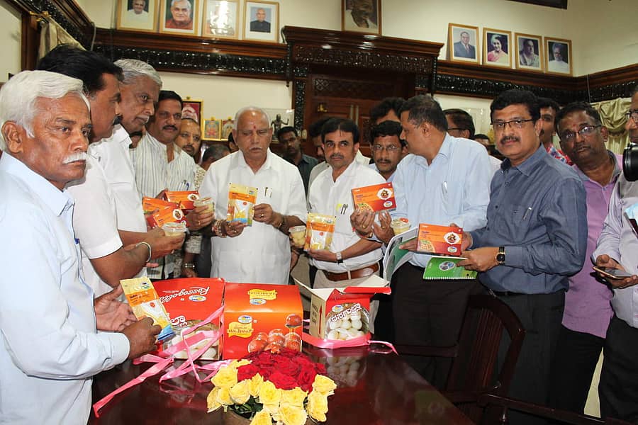 ನಂದಿನಿ ನೂತನ ಉತ್ಪನ್ನಗಳಾದ ಸಿರಿಧಾನ್ಯ ಲಡ್ಡು, ಸಿರಿ ಧಾನ್ಯ ಹಾಲಿನ ಪುಡಿ ಮತ್ತು 100 ಗ್ರಾಂ ನೂತನ ಪ್ಯಾಕ್ನಲ್ಲಿ ನಂದಿನಿ ಜಾಮೂನ್ ಮತ್ತು ರಸಗುಲ್ಲ ಉತ್ಪನ್ನಗಳನ್ನು ಮುಖ್ಯಮಂತ್ರಿ ಬಿ.ಎಸ್. ಯಡಿಯೂರಪ್ಪ ಸೋಮವಾರ ಬಿಡುಗಡೆ ಮಾಡಿದರು