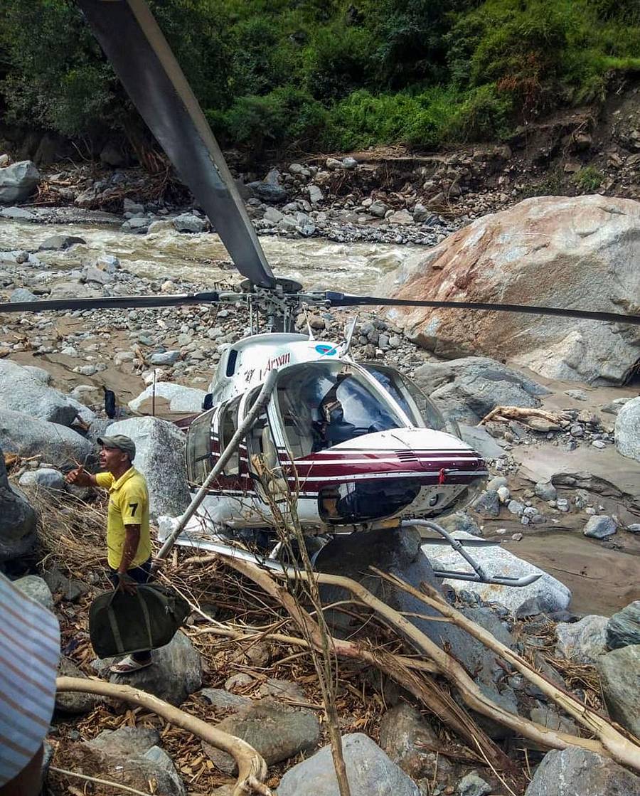 ನದಿದಡದಲ್ಲಿ ತುರ್ತು ಭೂಸ್ಪರ್ಶ ಮಾಡಿದ ಹೆಲಿಕಾಪ್ಟರ್ ಪಿಟಿಐ ಚಿತ್ರ