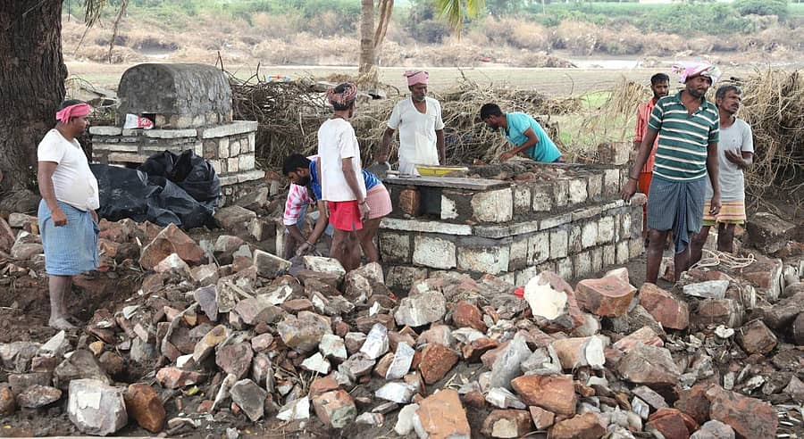 ಬಾಗಲಕೋಟೆ ತಾಲ್ಲೂಕಿನ ಇಂಗಳಗಿಯಲ್ಲಿ ಗ್ರಾಮಸ್ಥರು ಶನಿವಾರ ಪ್ರವಾಹಕ್ಕೆ ಸಿಲುಕಿ ಹಾನಿಗೀಡಾಗಿದ್ದ ಗೋರಿಗಳನ್ನು ಕಟ್ಟುವ ಕಾರ್ಯದಲ್ಲಿ ತೊಡಗಿದ್ದರುಪ್ರಜಾವಾಣಿ ಚಿತ್ರ: ಮಂಜುನಾಥ ಗೋಡೆಪ್ಪನವರ