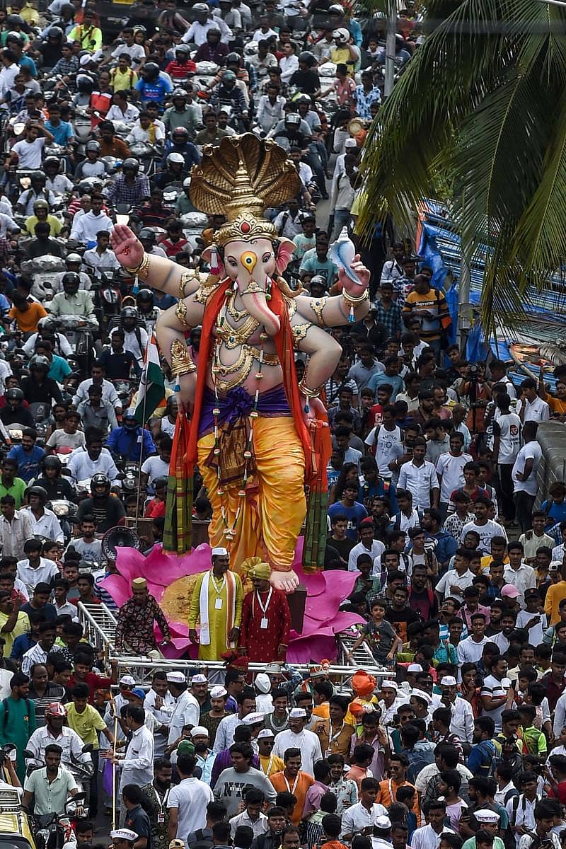 ಗಣೇಶೋತ್ಸವದ ಸಂರ್ಭದಲ್ಲಿ ಪೂಜೆಗೊಳ್ಳಲಿರುವ ಮೂರ್ತಿಯ ಸಾಗಾಟದ ದೃಶ್ಯ