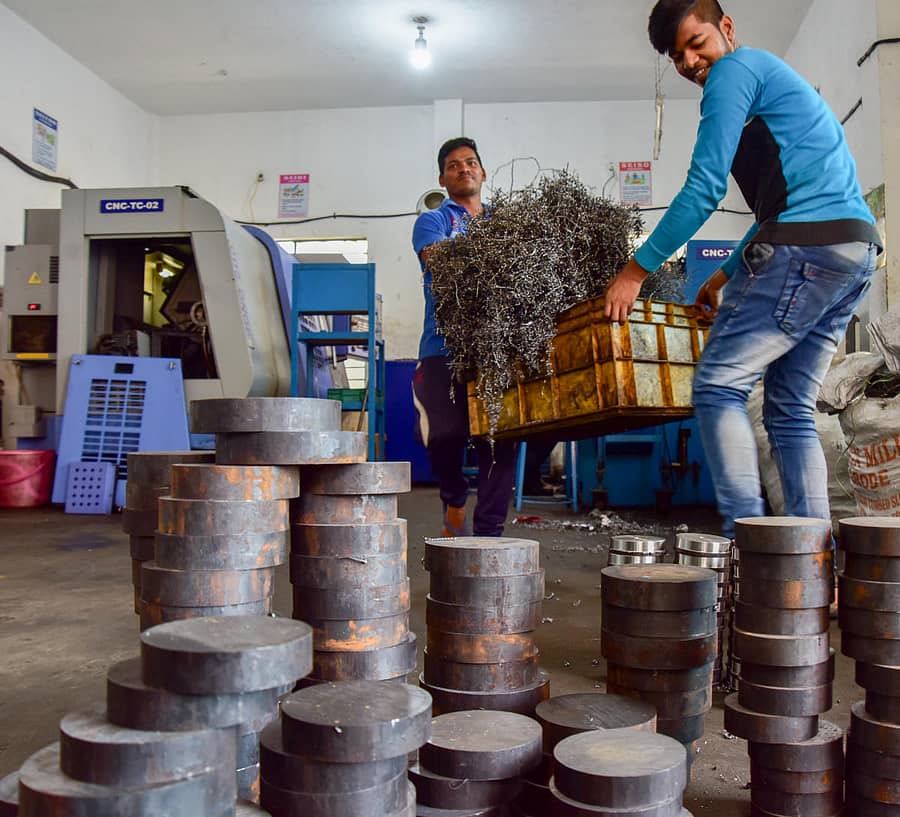 ಪೀಣ್ಯ ಕೈಗಾರಿಕಾ ಪ್ರದೇಶದ ಉದ್ದಿಮೆಯೊಂದರಲ್ಲಿ ಗುಜರಿ ವಸ್ತುಗಳನ್ನು ತೆರವುಗೊಳಿಸುತ್ತಿರುವ ಕಾರ್ಮಿಕರು –ಪ್ರಜಾವಾಣಿ ಚಿತ್ರ/ಎಂ.ಎಸ್.ಮಂಜುನಾಥ್