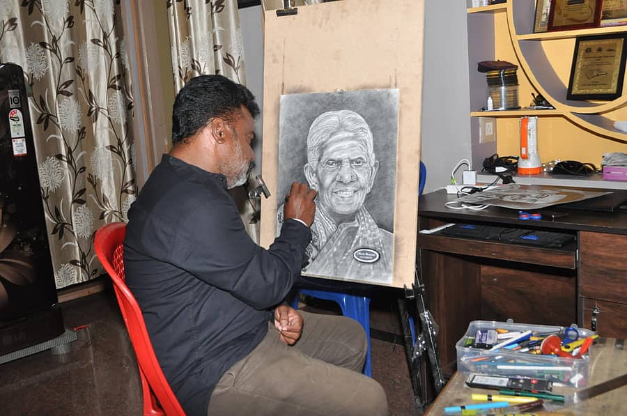 ಸಾಲು ಮರದ ತಿಮ್ಮಕ್ಕ ಅವರ ಚಿತ್ರವನ್ನು ಬಿಡಿಸುತ್ತಿರುವ ಜೆ.ಮೂರ್ತಿ