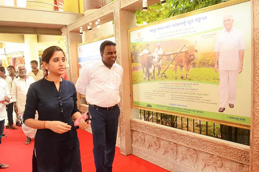 ಯಾದಗಿರಿಯ ಕೇಂದ್ರ ಬಸ್ ನಿಲ್ದಾಣದಲ್ಲಿ ವಾರ್ತಾ ಮತ್ತು ಸಾರ್ವಜನಿಕ ಸಂಪರ್ಕ ಇಲಾಖೆ ಆಯೋಜಿಸಿದ್ದ ವಸ್ತು ಪ್ರದರ್ಶನದಲ್ಲಿ ಜಿಲ್ಲಾ ಪಂಚಾಯಿತಿ ಸಿಇಒ ಶಿಲ್ಪಾ ಶರ್ಮಾ ಪ್ರದರ್ಶನ ವೀಕ್ಷಿಸಿದರು