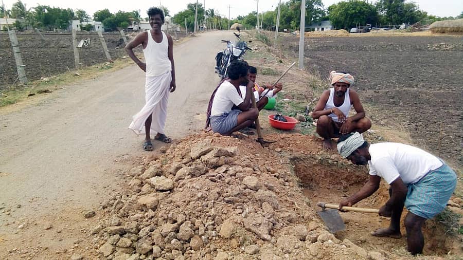 ಕವಿತಾಳ ಸಮೀಪದ ಸುಂಕನೂರು ಗ್ರಾಮದಲ್ಲಿ ಸ್ಮಶಾನ ಇಲ್ಲದ ಕಾರಣ ರಸ್ತೆ ಬದಿ ಶವ ಸಂಸ್ಕಾರಕ್ಕೆ ಬುಧವಾರ ತಯಾರಿ ನಡೆಯಿತು