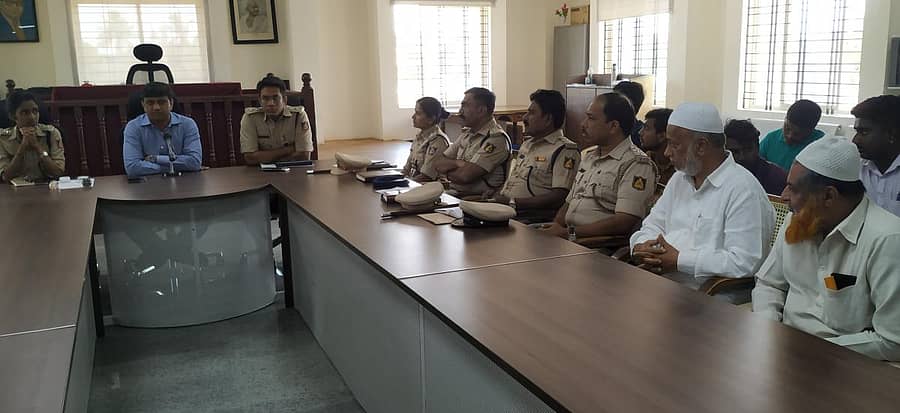 ಜಿಲ್ಲಾಧಿಕಾರಿ ಜೆ.ಮಂಜುನಾಥ್ ಗೌರಿ– ಗಣೇಶ ಹಬ್ಬದ ಹಿನ್ನೆಲೆಯಲ್ಲಿ ಕೋಲಾರದಲ್ಲಿ ಬುಧವಾರ ಧಾರ್ಮಿಕ ಮುಖಂಡರು ಹಾಗೂ ಅಧಿಕಾರಿಗಳೊಂದಿಗೆ ಶಾಂತಿ ಸಭೆ ನಡೆಸಿದರು.