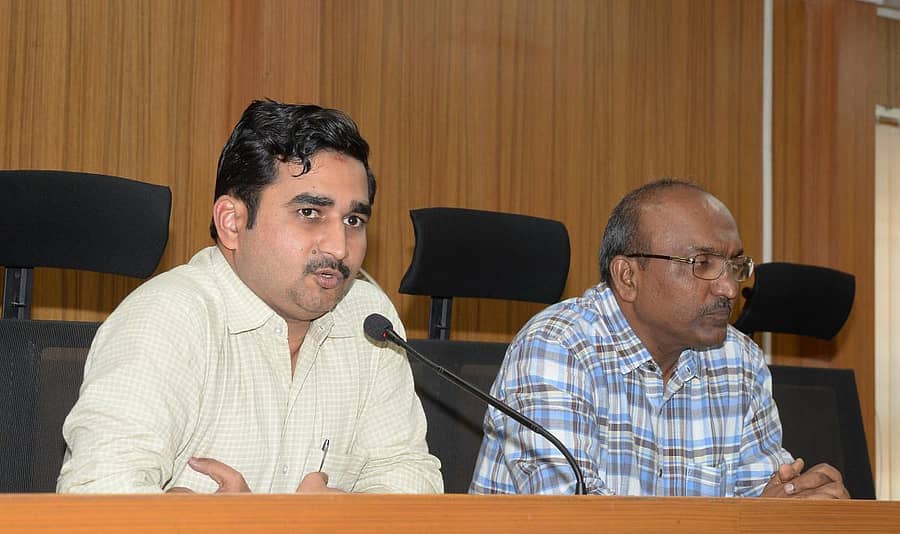 ದಾವಣಗೆರೆಯ ಮಹಾನಗರಪಾಲಿಕೆ ಕಚೇರಿಯಲ್ಲಿ ಗುರುವಾರ ನಡೆದ ಹಂದಿ ಮಾಲೀಕರ ಸಭೆಯಲ್ಲಿ ಆಯುಕ್ತ ಮಂಜುನಾಥ್ ಬಳ್ಳಾರಿ ಮಾತನಾಡಿದರು –ಪ್ರಜಾವಾಣಿ ಚಿತ್ರ