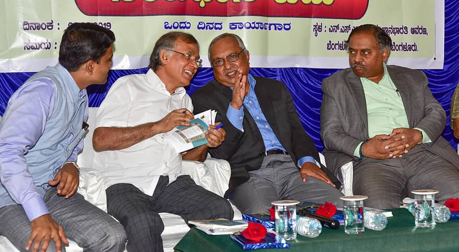 ನ್ಯಾ.ಎಚ್.ಎನ್. ನಾಗಮೋಹನದಾಸ್ ಹಾಗೂ ಪ್ರೊ.ಕೆ.ಆರ್. ವೇಣುಗೋಪಾಲ್ ಚರ್ಚೆ ನಡೆಸಿದರು. ವಿಶ್ವವಿದ್ಯಾಲಯದ ರಾಷ್ಟ್ರೀಯ ಸೇವಾ ಯೋಜನೆಯ ಕಾರ್ಯಕ್ರಮ ಸಂಯೋಜನಾಧಿಕಾರಿ ಎನ್. ಸತೀಶ್ ಗೌಡ, ಕುಲಸಚಿವ ಪ್ರೊ.ಬಿ.ಕೆ. ರವಿ ಇದ್ದಾರೆ –ಪ್ರಜಾವಾಣಿ ಚಿತ್ರ