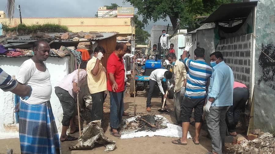 ಡಾ. ನಾನಾಸಾಹೇಬ ಧರ್ಮಾಧಿಕಾರಿ ಪ್ರತಿಷ್ಠಾನದಿಂದ ಶುಕ್ರವಾರ ಹೊಳೆಆಲೂರು ಪಟ್ಟಣವನ್ನು ಸ್ವಚ್ಚಗೊಳಿಸಲಾಯಿತು.