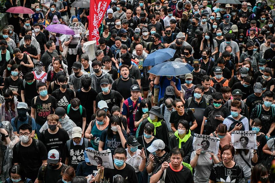 ಪ್ರತಿಭಟನೆ ನಿಷೇಧಿಸಿರುವ ಪೊಲೀಸರ ಕ್ರಮ ಖಂಡಿಸಿ ಶನಿವಾರ ಹಾಂಗ್ಕಾಂಗ್ನಲ್ಲಿ ಸೇರಿದ್ದ ಜನಸಮೂಹ