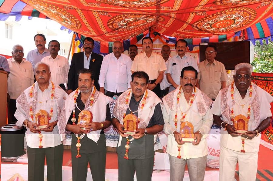 ನಿವೃತ್ತ ಅಧಿಕಾರಿಗಳು, ಸಿಬ್ಬಂದಿಯನ್ನು ಕಾರ್ಯಕ್ರಮದಲ್ಲಿ ಸನ್ಮಾನಿಸಲಾಯಿತು.