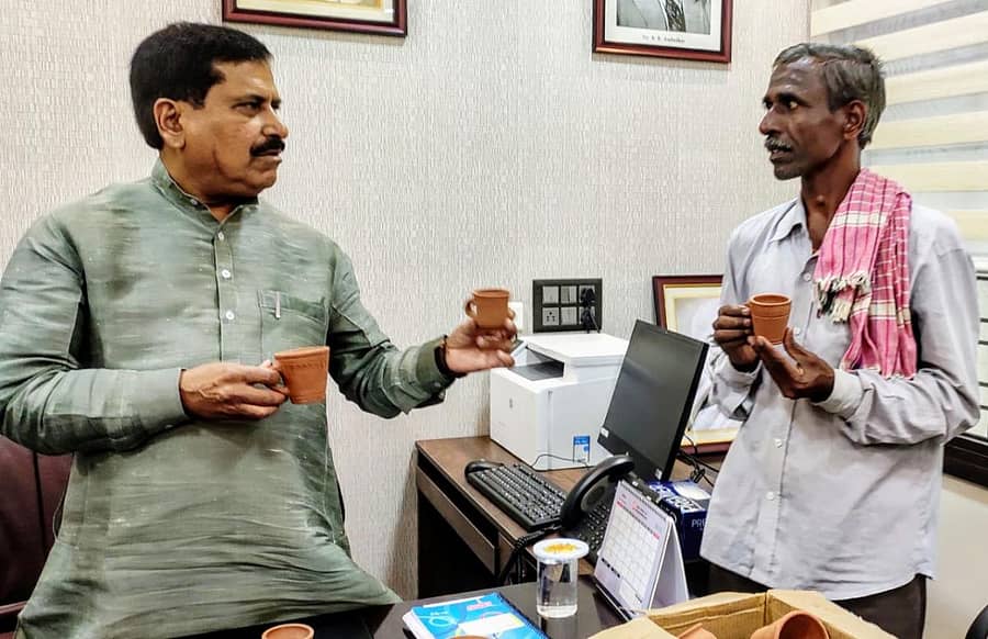 ಚಹಾ– ಕಾಫಿ ಸೇವಿಸಲು ಬಳಸುವ ಕೆಲವು ಮಣ್ಣಿನ ಕುಡಿಕೆಗಳ ಮಾದರಿಗಳನ್ನು ಸವದತ್ತಿ ತಾಲ್ಲೂಕಿನ ಹೂಲಿ ಗ್ರಾಮದ ಸಂಗಪ್ಪ ಬಸಪ್ಪ ಕುಂಬಾರ ಅವರು ಬೆಳಗಾವಿಯಲ್ಲಿ ಮಂಗಳವಾರ ರೈಲ್ವೆ ರಾಜ್ಯ ಸಚಿವ ಸುರೇಶ ಅಂಗಡಿ ಅವರಿಗೆ ನೀಡಿದರು.