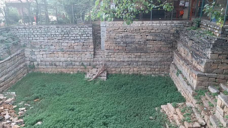 ಮುಚ್ಚುವ ಮೊದಲು ಗೊಟ್ಟಿಗೆರೆಯಲ್ಲಿದ್ದ ಕಲ್ಯಾಣಿ (ಎಡ ಚಿತ್ರ) ಯಾವುದೇ ಕುರುಹು ಸಿಗದಂತೆ ಕಲ್ಯಾಣಿಯನ್ನು ಮುಚ್ಚಿರುವುದು.