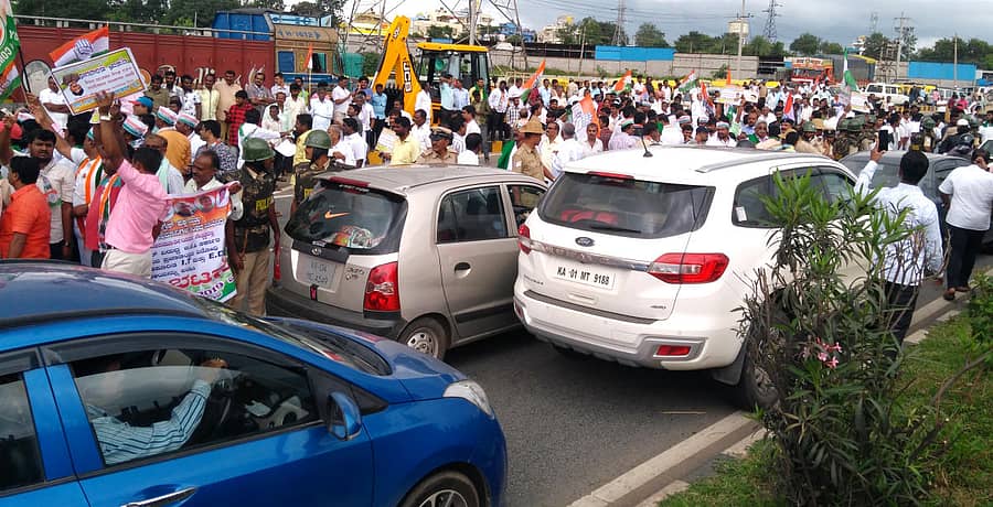 ನೆಲಮಂಗಲದಲ್ಲಿ ರಾಷ್ಟ್ರೀಯ ಹೆದ್ದಾರಿಯನ್ನು ಬಂದ್ ಮಾಡಲು ಪ್ರಯತ್ನಿಸಿದ ಕಾಂಗ್ರೆಸ್– ಜೆಡಿಎಸ್ ಕಾರ್ಯಕರ್ತರು