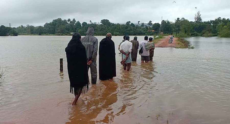 ಶಿವಮೊಗ್ಗ ಜಿಲ್ಲೆಯ ಹೊಸನಗರ ತಾಲ್ಲೂಕಿನ ನಗರ-ಬಾಳೆಕೊಪ್ಪ ರಸ್ತೆ ಮೇಲೆ ನೀರು ನಿಂತಿದ್ದು, ಸಂಪರ್ಕಕ್ಕಾಗಿ ಪರದಾಡುತ್ತಿರುವ ಗ್ರಾಮಸ್ಥರು