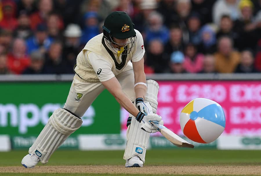 ಪ್ರೇಕ್ಷಕರೊಬ್ಬರು ಎಸೆದ ಬೀಚ್ ಬಾಲ್ ಅನ್ನು ಆಸ್ಟ್ರೇಲಿಯಾದ ಸ್ಟೀವನ್ ಸ್ಮಿತ್ ಬ್ಯಾಟ್ನಿಂದ ಹೊಡೆದು ಬೌಂಡರಿಯಾಚೆ ಕಳಿಸಿದರು –ಎಎಫ್ಪಿ ಚಿತ್ರ