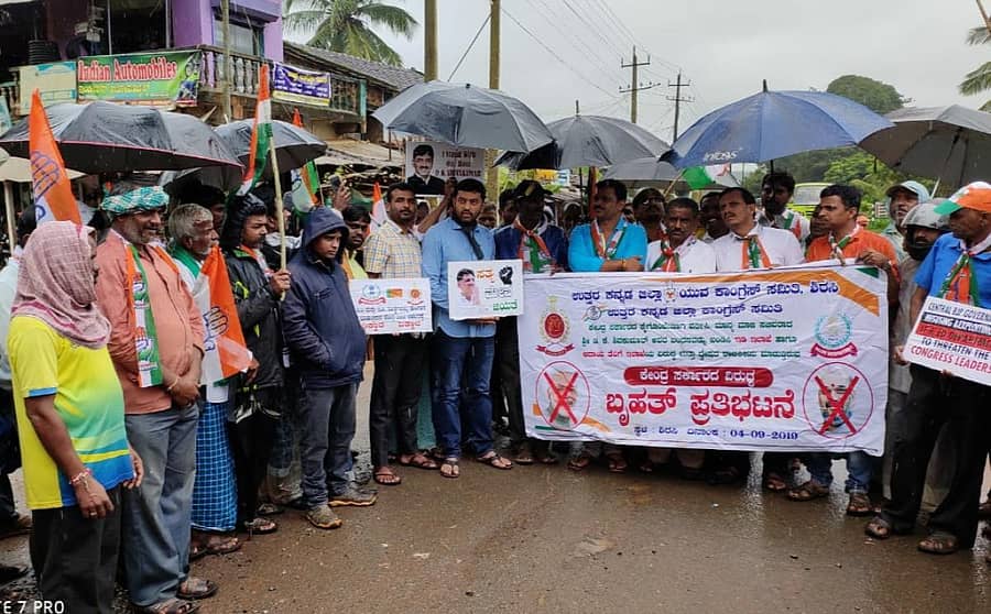 ಶಿರಸಿ ತಾಲ್ಲೂಕಿನ ದಾಸನಕೊಪ್ಪದಲ್ಲಿ ಕಾಂಗ್ರೆಸ್ ಕಾರ್ಯಕರ್ತರು ರಸ್ತೆ ತಡೆ ನಡೆಸಿ ಪ್ರತಿಭಟಿಸಿದರು