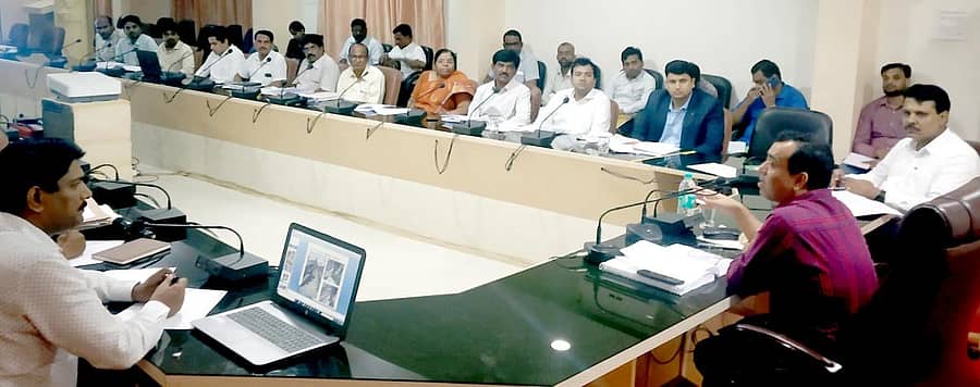 ಕಲಬುರ್ಗಿಯಲ್ಲಿ ಶುಕ್ರವಾರ ಸುಬೋಧ ಯಾದವ ಅವರು ಪ್ರವಾಸೋದ್ಯಮ ಇಲಾಖೆಯ ಅಧಿಕಾರಿಗಳ ಸಭೆ ನಡೆಸಿದರು