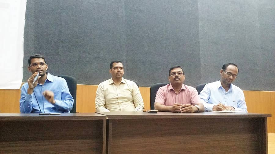 ಯಾದಗಿರಿ ಜಿಲ್ಲಾಧಿಕಾರಿ ಕಚೇರಿ ಸಭಾಂಗಣದಲ್ಲಿ ನಡೆದ ವಿಧಾನಸಭಾ ಕ್ಷೇತ್ರಗಳ ಮತದಾರರ ಪಟ್ಟಿ ಪರಿಷ್ಕರಣೆ ತರಬೇತಿ ಕಾರ್ಯಾಗಾರದಲ್ಲಿ ಜಿಲ್ಲಾಧಿಕಾರಿ ಎಂ.ಕೂರ್ಮಾರಾವ್‌ ಮಾತನಾಡಿದರು