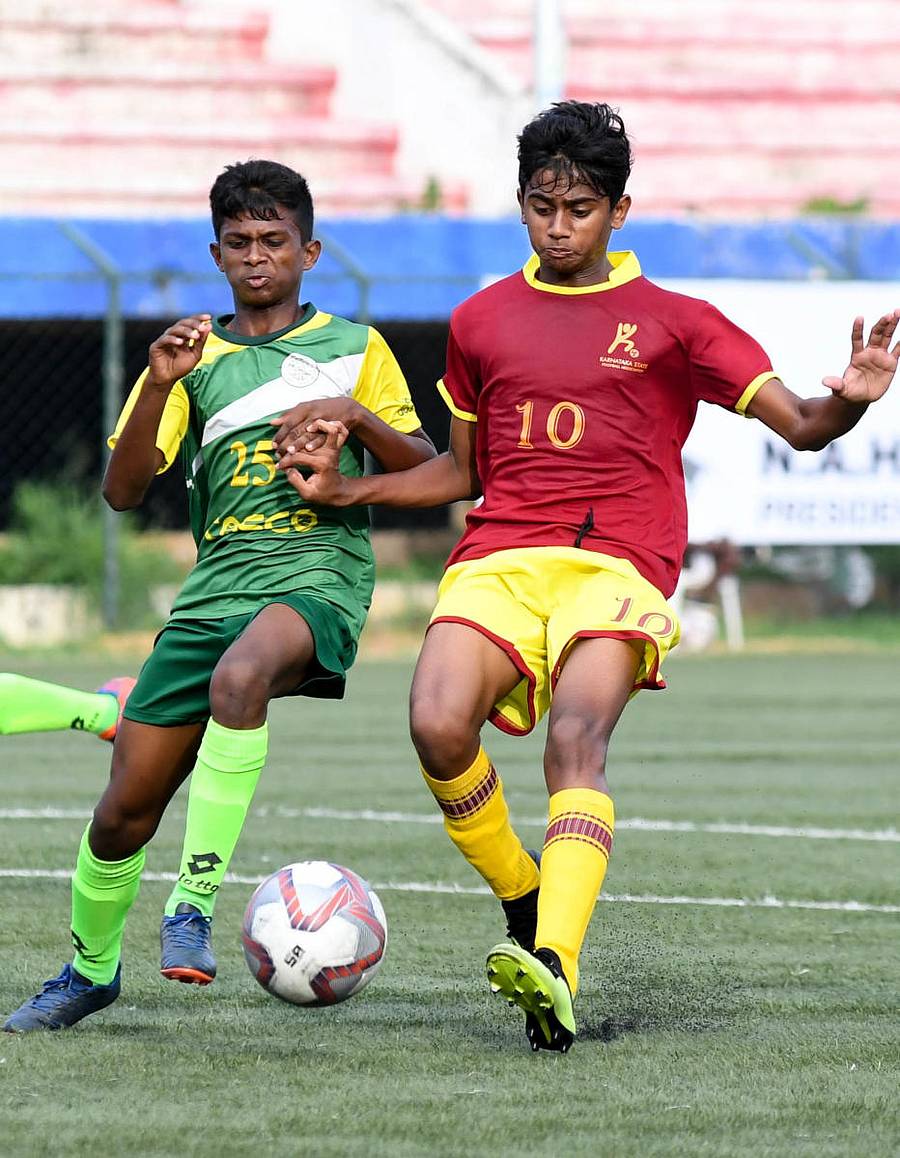 ಕರ್ನಾಟಕ ತಂಡದ ಚಂದನ್ ಬಿಜು (ಬಲ) ಚೆಂಡಿನ ಮೇಲೆ ನಿಯಂತ್ರಣ ಸಾಧಿಸಲು ಪ್ರಯತ್ನಿಸಿದರು –ಪ್ರಜಾವಾಣಿ ಚಿತ್ರ