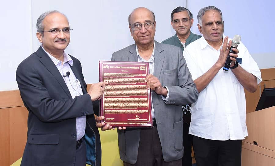 ದೆಹಲಿ ಐಐಟಿ ನಿರ್ದೇಶಕ ಪ್ರೊ.ರಾಮಗೋಪಾಲ್ ಅವರಿಗೆ ಪ್ರಶಸ್ತಿ ಪದಾನ ಮಾಡಲಾಯಿತು. ಡಾ.ಶ್ರೀನಿವಾಸನ್ ರಮಣಿ, ಸೊಸೈಟಿ ಅಧ್ಯಕ್ಷ ಡಾ.ಸರಗೂರು ಎಂ.ಶ್ರೀನಿಧಿ, ಡಾ.ಸಡಗೊಪನ್ ಇದ್ದಾರೆ.