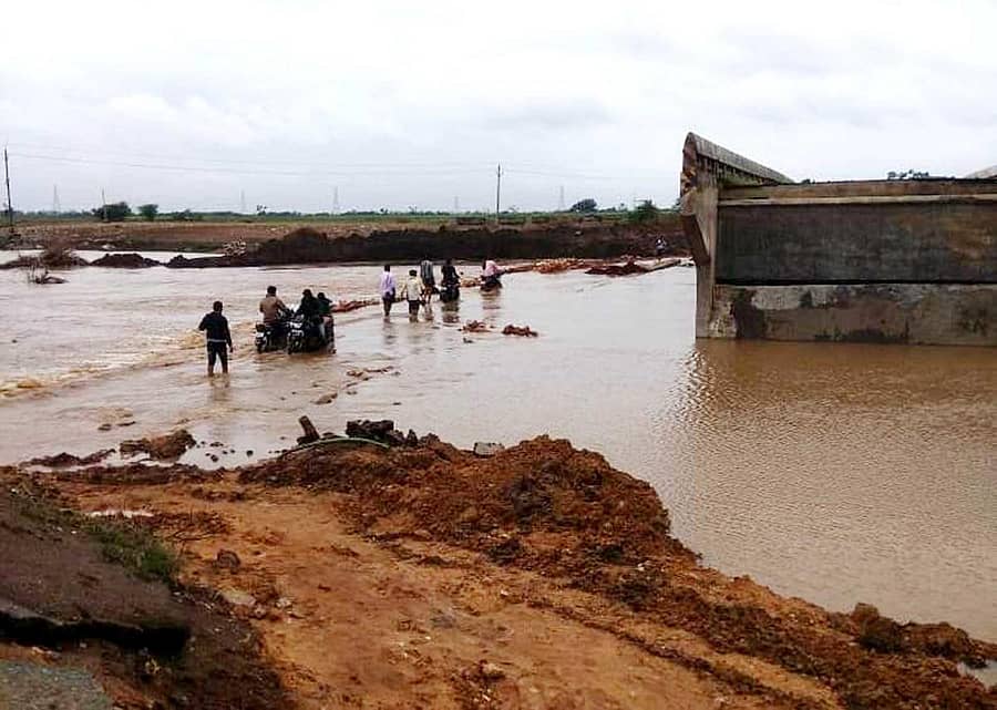 ಸವದತ್ತಿ ತಾಲ್ಲೂಕಿನ ಇನಾಮಹೊಂಗಲದ ಬಳಿಯ ತುಪರಿಹಳ್ಳದಲ್ಲಿ ನೀರಿನ ಹರಿವು ಹೆಚ್ಚಿದ್ದು, ಪರ್ಯಾಯ ರಸ್ತೆ ಮೇಲೆಯೂ ನೀರು ಹರಿಯುತ್ತಿದೆ