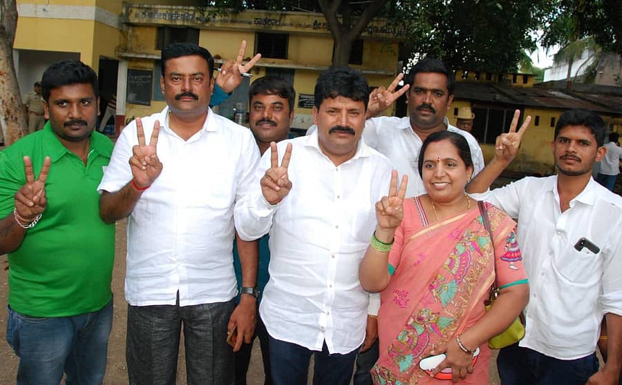 ಮನ್‌ಮುಲ್‌ ಆಡಳಿತ ಮಂಡಳಿ ಚುನಾವಣೆಯಲ್ಲಿ ಗೆಲುವು ಸಾಧಿಸಿದ ಎಸ್‌.ಪಿ.ಸ್ವಾಮಿ (ಎಡದಿಂದ ಮೂರನೇಯವರು) ವಿಜಯದ ಸಂಕೇತ ತೋರಿದರು