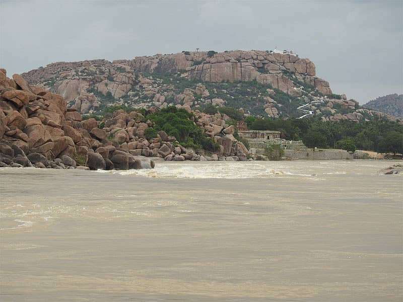 ಹಂಪಿ ನದಿ ಅಂಚಿನ ರಾಮ ಲಕ್ಷ್ಮಣ ದೇಗುಲಕ್ಕೆ ಹೋಗುವ ಮಾರ್ಗ ಸಂಪೂರ್ಣ ಜಲಾವೃತವಾಗಿದ್ದು, ಪ್ರವಾಸಿಗರು ಓಡಾಡದಂತೆ ತಡೆಯಲಾಗಿದೆ