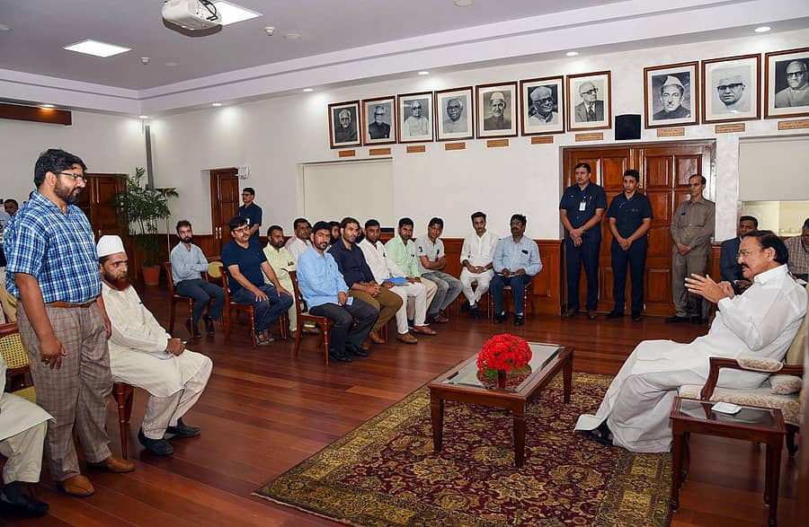 ಕಾಶ್ಮೀರದ ಸರಪಂಚ್ಗಳ ಜತೆ ವೆಂಕಯ್ಯ ನಾಯ್ಡು ಮಾತುಕತೆ ನಡೆಸಿದರು–ಪಿಟಿಐ ಚಿತ್ರ