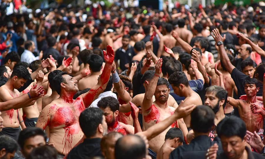 ಮೆರವಣಿಗೆಯಲ್ಲಿ ಮಂಗಳವಾರ ಶಿಯಾ ಮುಸ್ಲಿಮರು ರಕ್ತಾರ್ಪಣೆ ಮಾಡಿದರು – ಪ್ರಜಾವಾಣಿ ಚಿತ್ರ