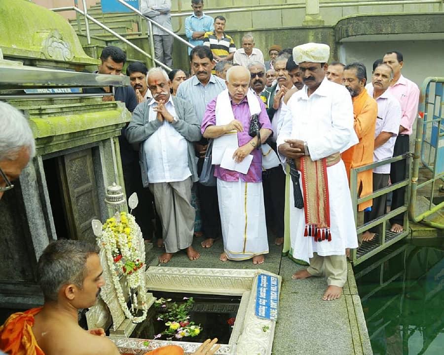 ಜನರನ್ನು ಸಂಕಷ್ಟದಿಂದ ಪಾರು ಮಾಡುವಂತೆ ಪ್ರಾರ್ಥಿಸಿ, ಕೊಡಗು ಜಿಲ್ಲೆಯ ಮೂಲನಿವಾಸಿಗಳು ತಲಕಾವೇರಿ ಕ್ಷೇತ್ರದಲ್ಲಿ ಬುಧವಾರ ವಿಶೇಷ ಪೂಜೆ ಸಲ್ಲಿಸಿದರು