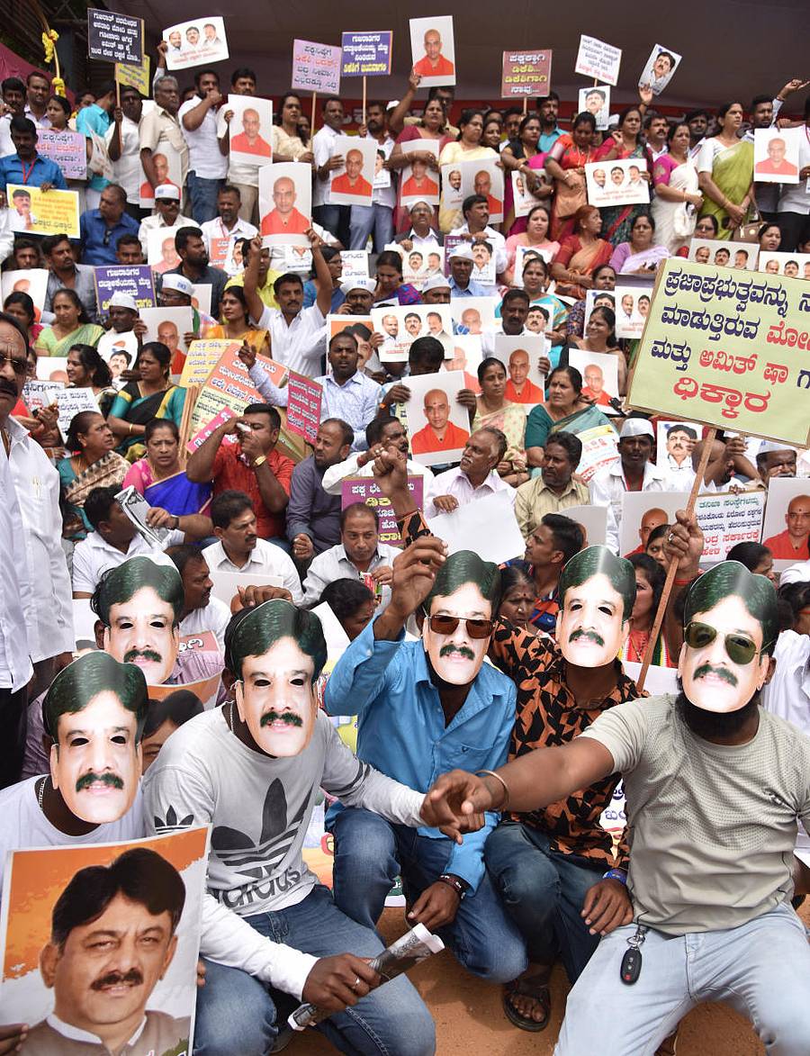 ಡಿ. ಕೆ. ಶಿವಕುಮಾರ್‌ ಮುಖವಾಡ ಧರಿಸಿದ್ದ ಅಭಿಮಾನಿಗಳು. ಪ್ರಜಾವಾಣಿ ಚಿತ್ರ