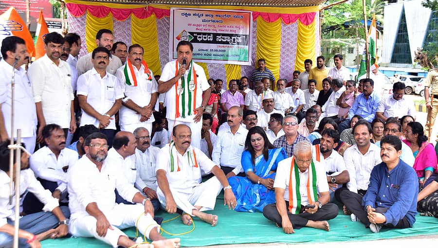 ಮಂಗಳೂರಿನಲ್ಲಿ ಗುರುವಾರ ಜಿಲ್ಲಾಧಿಕಾರಿ ಕಚೇರಿ ಎದುರು ದಕ್ಷಿಣ ಕನ್ನಡ ಜಿಲ್ಲಾ ಕಾಂಗ್ರೆಸ್‌ ಘಟಕವು ಹಮ್ಮಿಕೊಂಡಿದ್ದ ಪ್ರತಿಭಟನೆಯಲ್ಲಿ ಮಾಜಿ ಸಚಿವ ರಮಾನಾಥ ರೈ ಅವರು ಮಾತನಾಡಿದರು.  ಪ್ರಜಾವಾಣಿ ಚಿತ್ರ