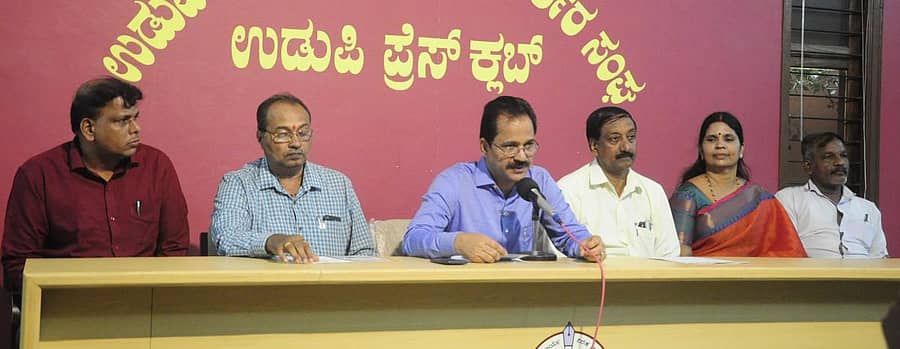 ತುಳುಕೂಟ ಉಡುಪಿ ಸಂಸ್ಥೆಯ ಅಧ್ಯಕ್ಷ ವಿ.ಜಿ.ಶೆಟ್ಟಿ ಶುಕ್ರವಾರ ಸುದ್ದಿಗೋಷ್ಠಿಯಲ್ಲಿ ಮಾತನಾಡಿದರು.