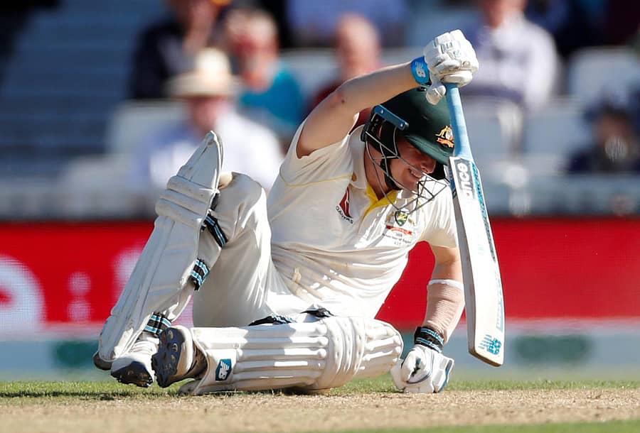 ಆಸ್ಟ್ರೇಲಿಯಾದ ಬ್ಯಾಟ್ಸ್ಮನ್ ಸ್ಟೀವ್ ಸ್ಮಿತ್ ಅವರು ತಾವು ರನ್ಔಟ್ ಆಗುವುದನ್ನು ತಪ್ಪಿಸಿಕೊಳ್ಳಲು ಡೈವ್ ಮಾಡಿ ಎದ್ದೇಳುತ್ತಿರುವುದು  –ರಾಯಿಟರ್ಸ್ ಚಿತ್ರ