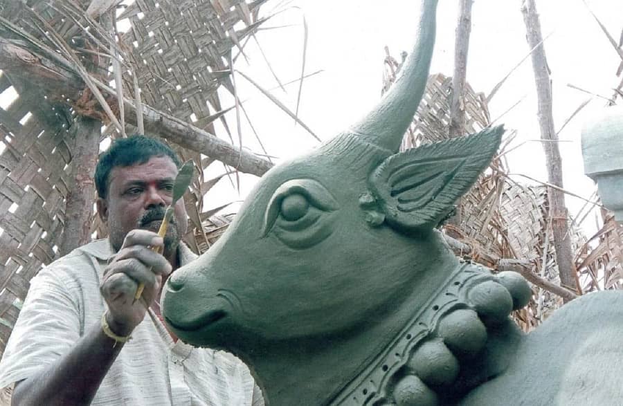 ಬಸವಮೂರ್ತಿಗೆ ಅಂತಿಮ ಸ್ಪರ್ಶ ನೀಡುತ್ತಿರುವ ಗುರುಪಾದಸ್ವಾಮಿ