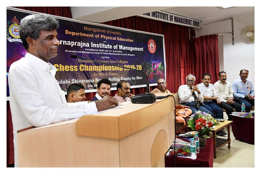 ಉಡುಪಿ ಪೂರ್ಣಪ್ರಜ್ಞ ಇನ್‌ಸ್ಟಿಟ್ಯೂಟ್‌ ಆಫ್‌ ಮ್ಯಾನೇಜ್‌ಮೆಂಟ್‌ ಸಭಾಂಗಣದಲ್ಲಿ ಆಯೋಜಿಸಿದ್ದ ಮಂಗಳೂರು ವಿವಿಯ ಅಂತರ ಕಾಲೇಜು ಮಟ್ಟದ ಪುರುಷರು ಮತ್ತು ಮಹಿಳೆಯರ ಚೆಸ್‌ ಚಾಂಪಿಯನ್‌ ಷಿಪ್‌ ಉದ್ಘಾಟನಾ ಸಮಾರಂಭದಲ್ಲಿ ಸಚಿವ ಕೋಟ ಶ್ರೀನಿವಾಸ ಪೂಜಾರಿ ಮಾತನಾಡಿದರು.  ಪ್ರಜಾವಾಣಿ ಚಿತ್ರ