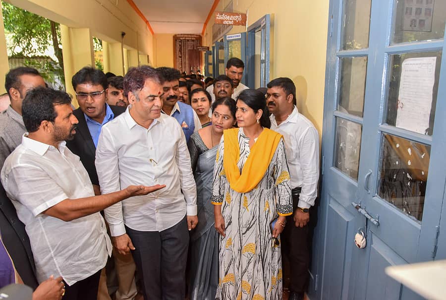 ಮಹಾರಾಣಿ ಕಾಲೇಜಿನ ಗ್ರಂಥಾಲಯಕ್ಕೆ ಬೀಗ ಹಾಕಿ ಸೀಲ್ ಮಾಡಿರುವುದನ್ನು ಉಪಮುಖ್ಯಮಂತ್ರಿ ಸಿ.ಎನ್.ಅಶ್ವಥನಾರಾಯಣಗೆ ತೋರಿಸಿದ ಶಾಸಕ ಎಲ್.ನಾಗೇಂದ್ರ